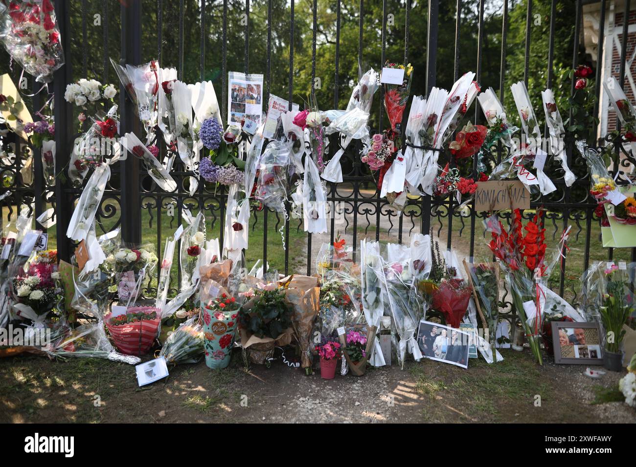 Douchy, France. 19 août 2024. Fleurs à la mémoire de l'acteur français Alain Delon à l'entrée de sa résidence à Douchy-Montcorbon, France, le 19 août 2024. Delon meurt le 18 août 2024, à l'âge de 88 ans. Photo Raphael Lafargue/ABACAPRESS. COM Credit : Abaca Press/Alamy Live News Banque D'Images