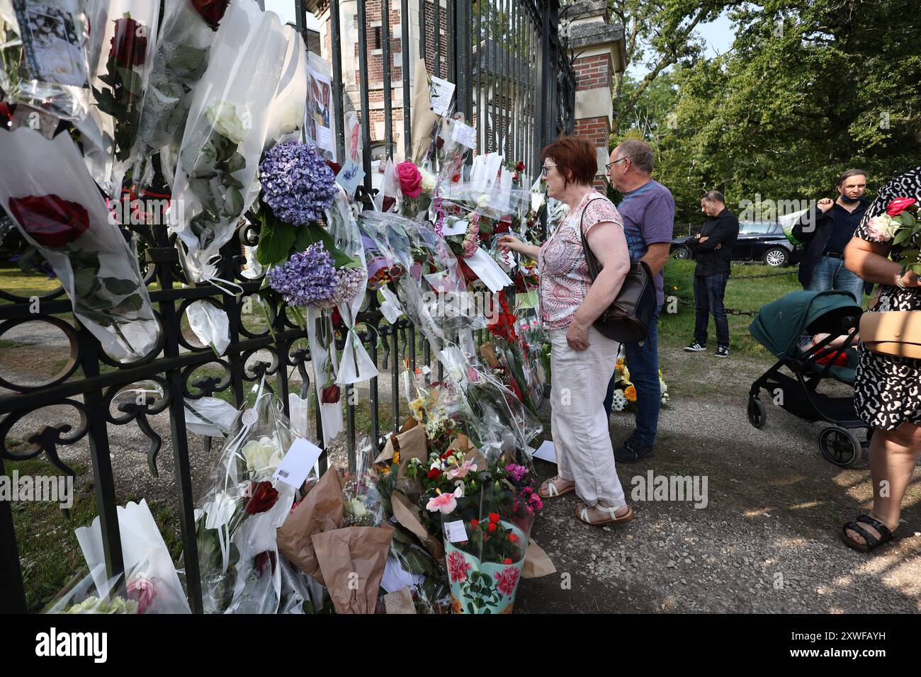 Douchy, France. 19 août 2024. Fleurs à la mémoire de l'acteur français Alain Delon à l'entrée de sa résidence à Douchy-Montcorbon, France, le 19 août 2024. Delon meurt le 18 août 2024, à l'âge de 88 ans. Photo Raphael Lafargue/ABACAPRESS. COM Credit : Abaca Press/Alamy Live News Banque D'Images