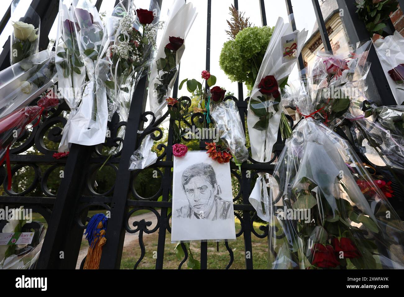 Douchy, France. 19 août 2024. Fleurs à la mémoire de l'acteur français Alain Delon à l'entrée de sa résidence à Douchy-Montcorbon, France, le 19 août 2024. Delon meurt le 18 août 2024, à l'âge de 88 ans. Photo Raphael Lafargue/ABACAPRESS. COM Credit : Abaca Press/Alamy Live News Banque D'Images