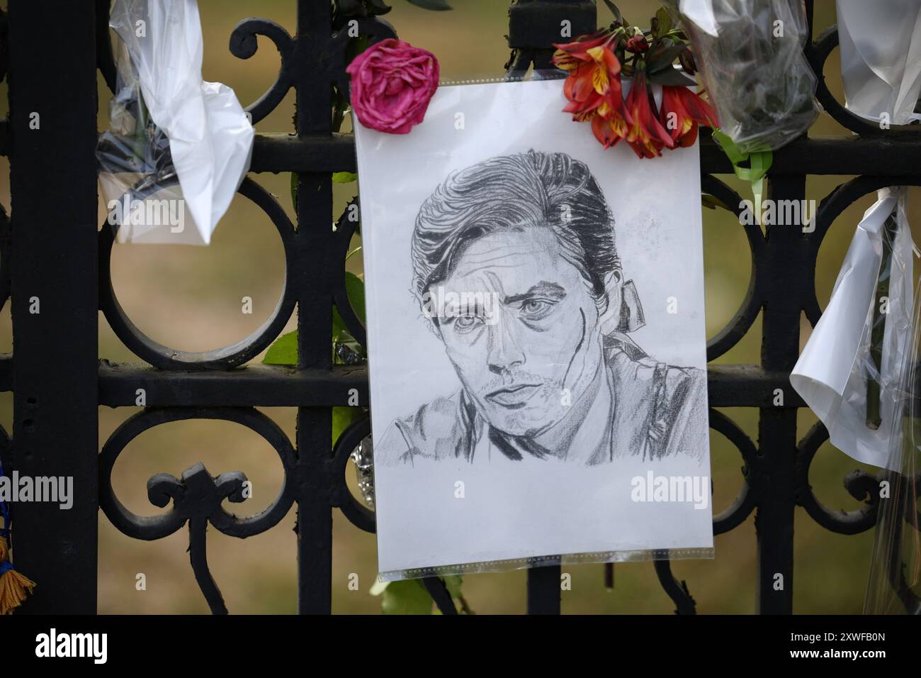 Douchy, France. 19 août 2024. Fleurs à la mémoire de l'acteur français Alain Delon à l'entrée de sa résidence à Douchy-Montcorbon, France, le 19 août 2024. Delon meurt le 18 août 2024, à l'âge de 88 ans. Photo Raphael Lafargue/ABACAPRESS. COM Credit : Abaca Press/Alamy Live News Banque D'Images