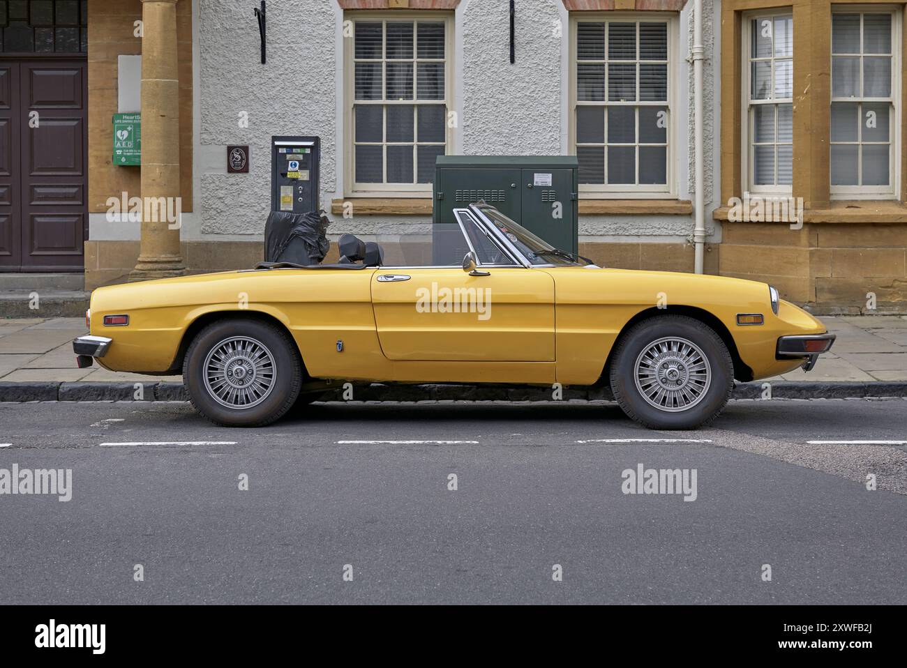 Alfa Romeo Spider vintage série 3 coupé convertible 1981 voiture classique italienne en jaune. Banque D'Images