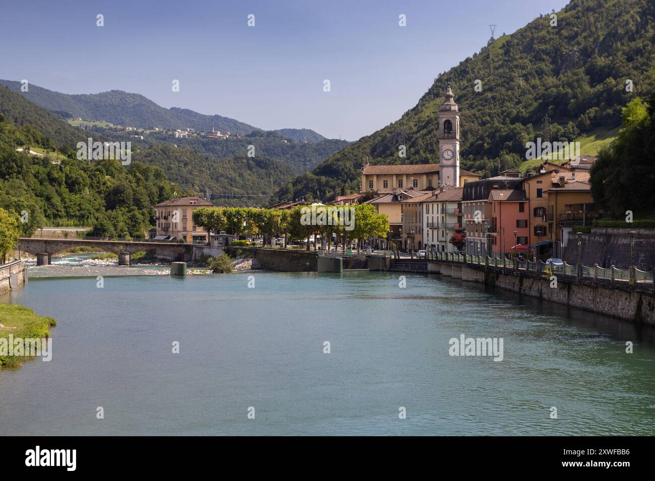 Vue sur la belle ville thermale de San Pellegrino terme et la rivière Brembo, dans la province de Bergame, Italie. Copier l'espace ci-dessous. Banque D'Images