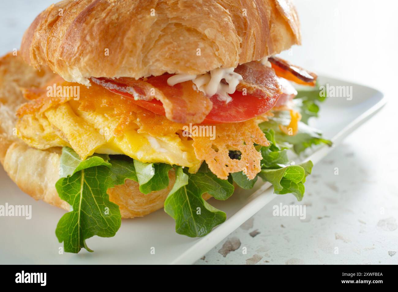 Une vue sur un sandwich croissant petit déjeuner. Banque D'Images