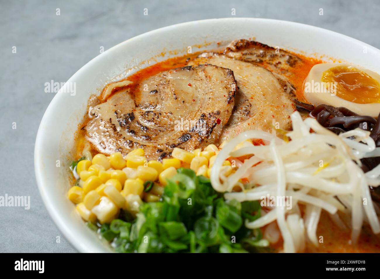 Une vue rapprochée d'une soupe épicée miso ramen. Banque D'Images