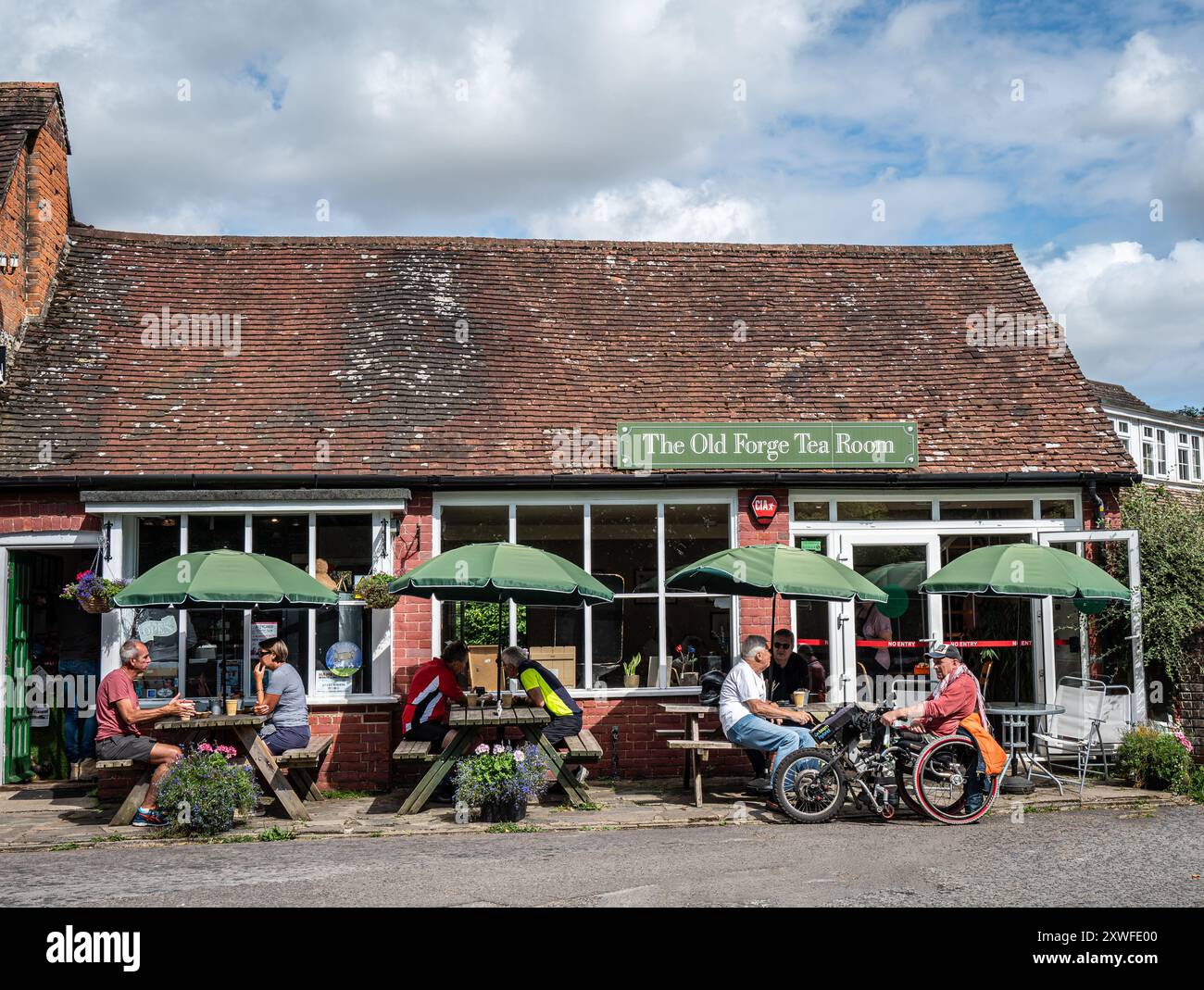 The Old Forge Tea Room un salon de thé traditionnel dans le beau village de Hambledon, Hampshire. Banque D'Images