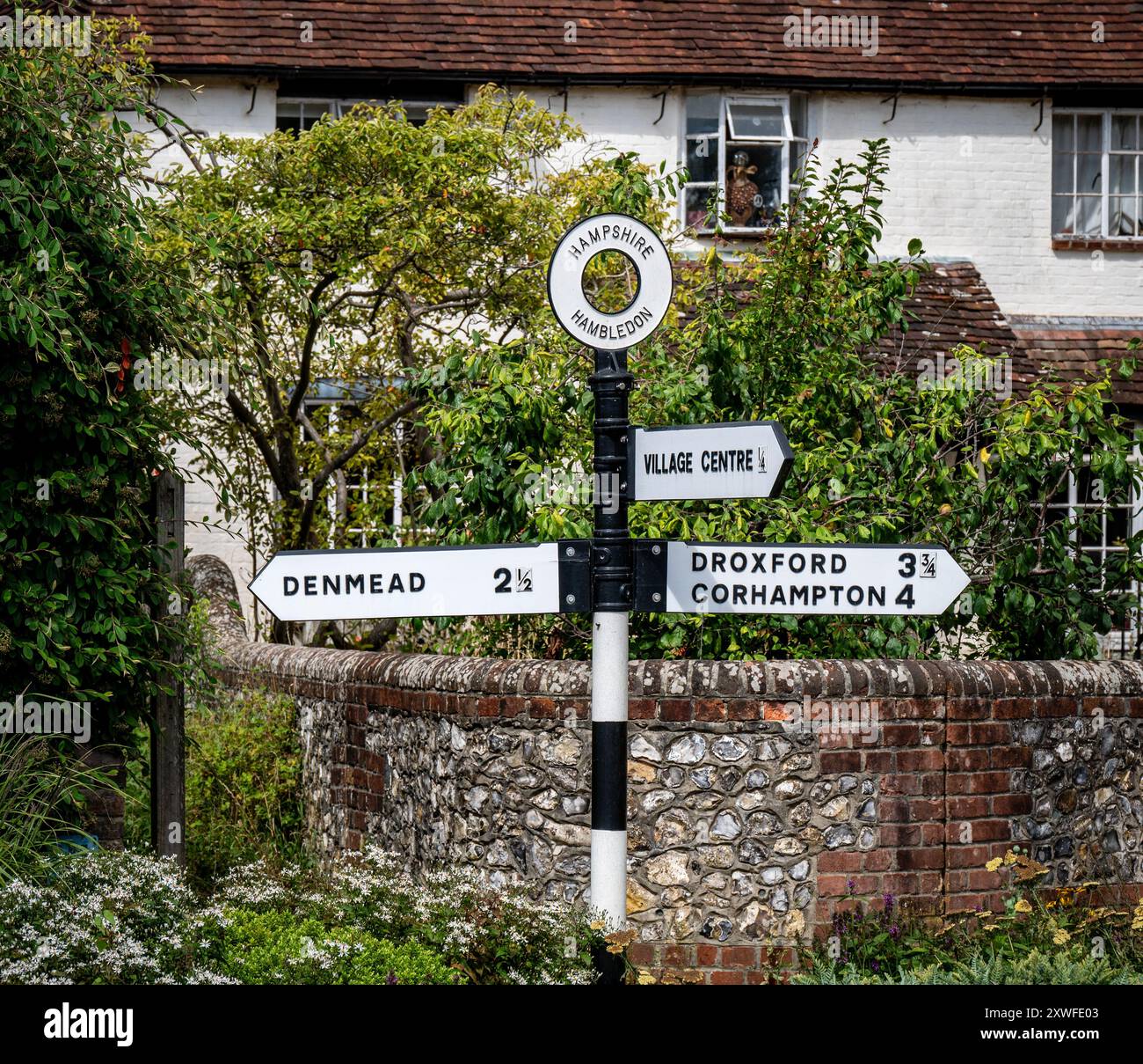 Panneau à la jonction de West Street et East Street à Hambledon, Hampshire. Banque D'Images