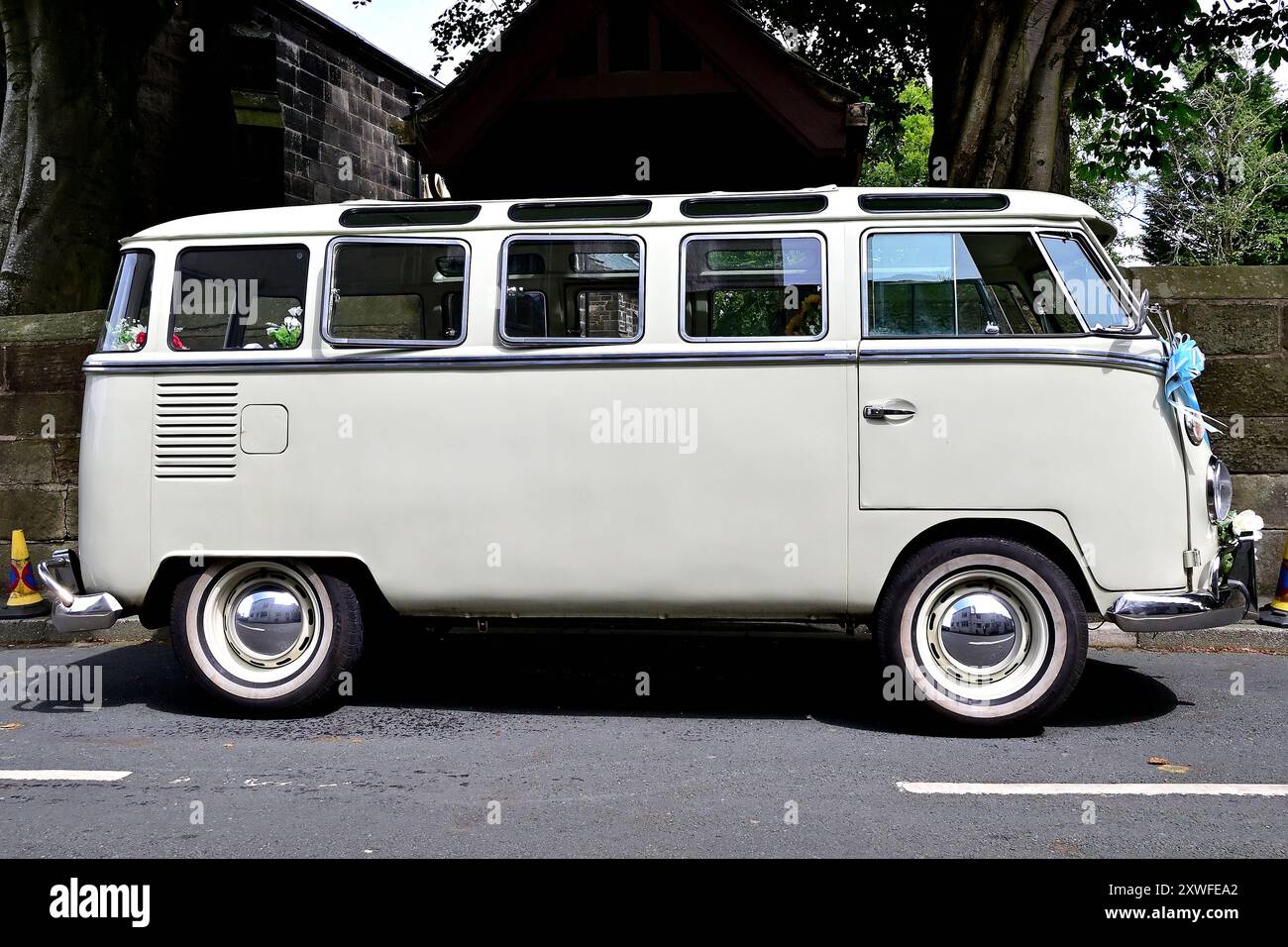 Autour du Royaume-Uni - 1968 Split Screen VW Campervan présenté comme une voiture de mariage. Banque D'Images