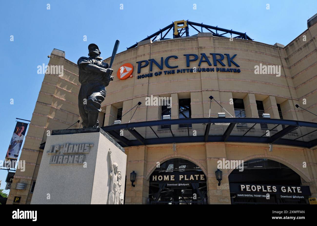 Une statue de la légende du baseball Honus Wagner se dresse à l'extérieur du PNC Park, stade des Pittsburgh Pirates, qui a ouvert ses portes en 2001 pour remplacer le Three Rivers Stadium. Banque D'Images