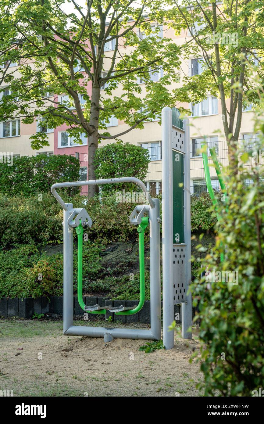 Équipement de conditionnement physique extérieur pour l'exercice dans un parc luxuriant pendant la journée Banque D'Images