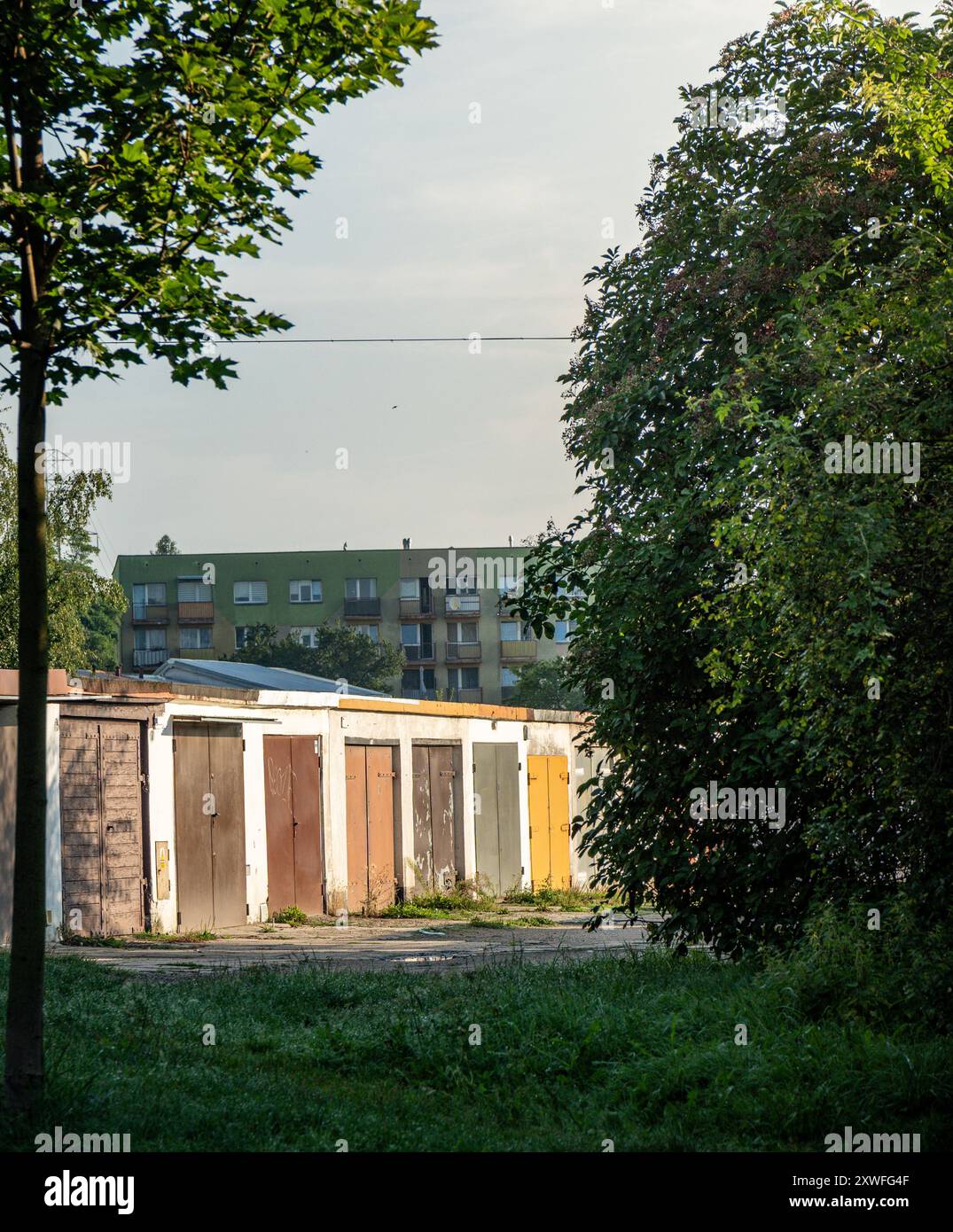 Portes de garage colorées sous un ciel ensoleillé dans une zone urbaine calme Banque D'Images
