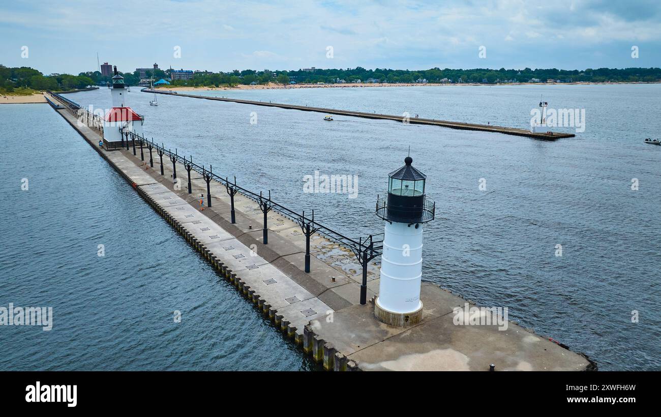 Vue aérienne de deux phares sur la jetée au-dessus du lac Michigan Banque D'Images