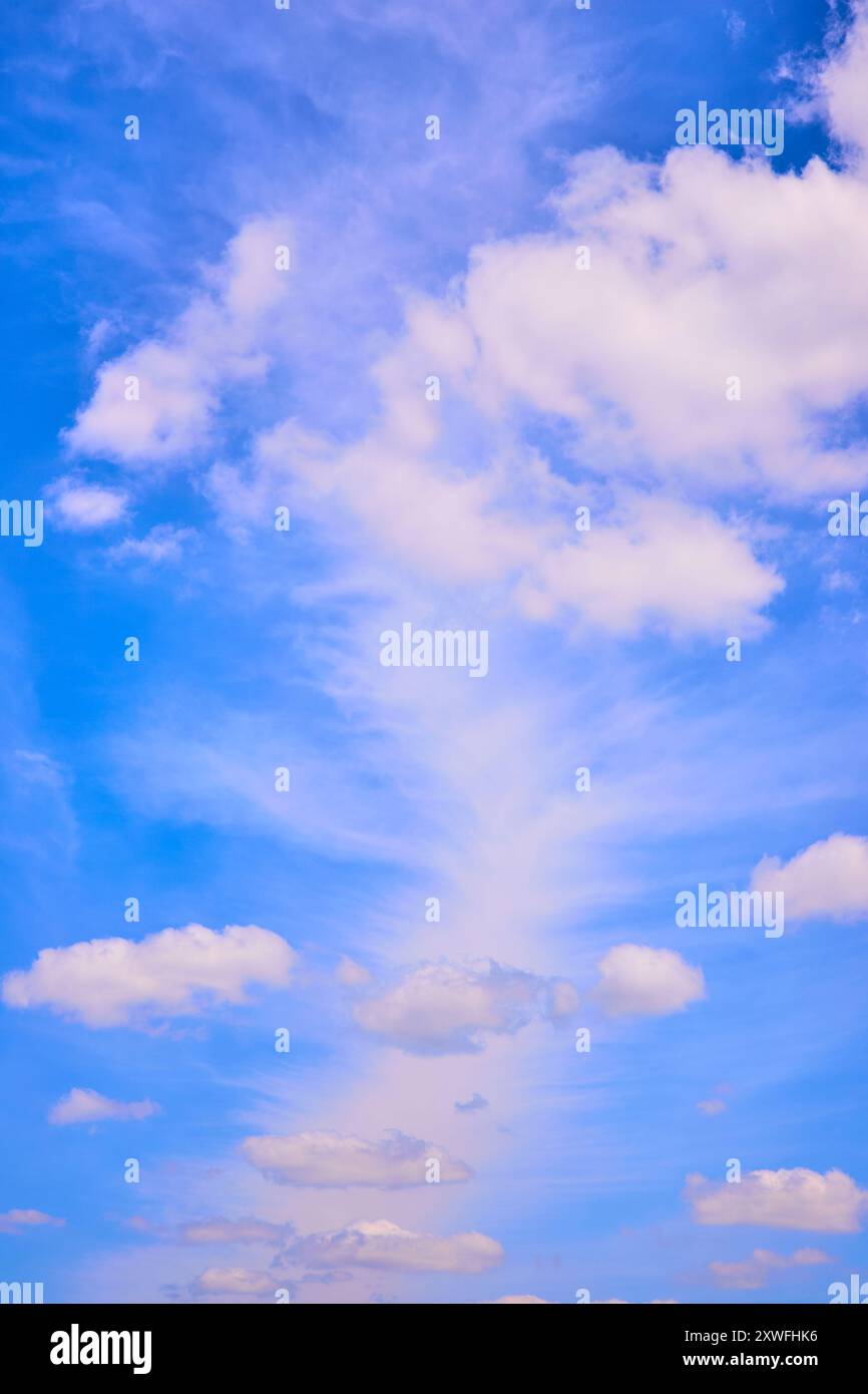 Ciel bleu étendu avec nuages fluvieux regardant vers le haut Banque D'Images