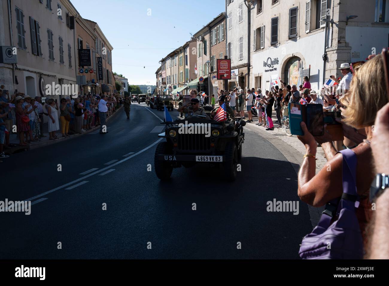 Saint-Maximin-la-Sainte-Baume, France, 19 août 2024. Le 19 août 1944, Saint-Maximin-la-Sainte-Baume est libéré par les chars de la 1re division blindée du général de Vigier. Quatre-vingts ans plus tard, la ville organise un événement qui comprend un défilé avec d’authentiques véhicules de la seconde Guerre mondiale, en partenariat avec le souvenir Français. Crédit : David GABIS/Alamy Live News Banque D'Images