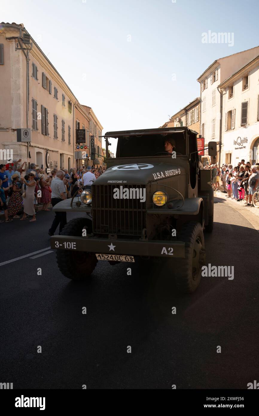 Saint-Maximin-la-Sainte-Baume, France, 19 août 2024. Le 19 août 1944, Saint-Maximin-la-Sainte-Baume est libéré par les chars de la 1re division blindée du général de Vigier. Quatre-vingts ans plus tard, la ville organise un événement qui comprend un défilé avec d’authentiques véhicules de la seconde Guerre mondiale, en partenariat avec le souvenir Français. Crédit : David GABIS/Alamy Live News Banque D'Images