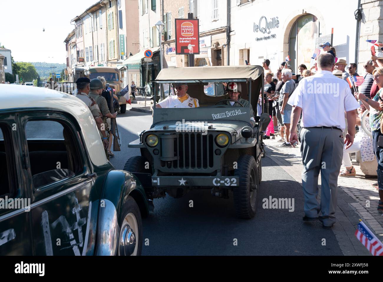 Saint-Maximin-la-Sainte-Baume, France, 19 août 2024. Le 19 août 1944, Saint-Maximin-la-Sainte-Baume est libéré par les chars de la 1re division blindée du général de Vigier. Quatre-vingts ans plus tard, la ville organise un événement qui comprend un défilé avec d’authentiques véhicules de la seconde Guerre mondiale, en partenariat avec le souvenir Français. Crédit : David GABIS/Alamy Live News Banque D'Images