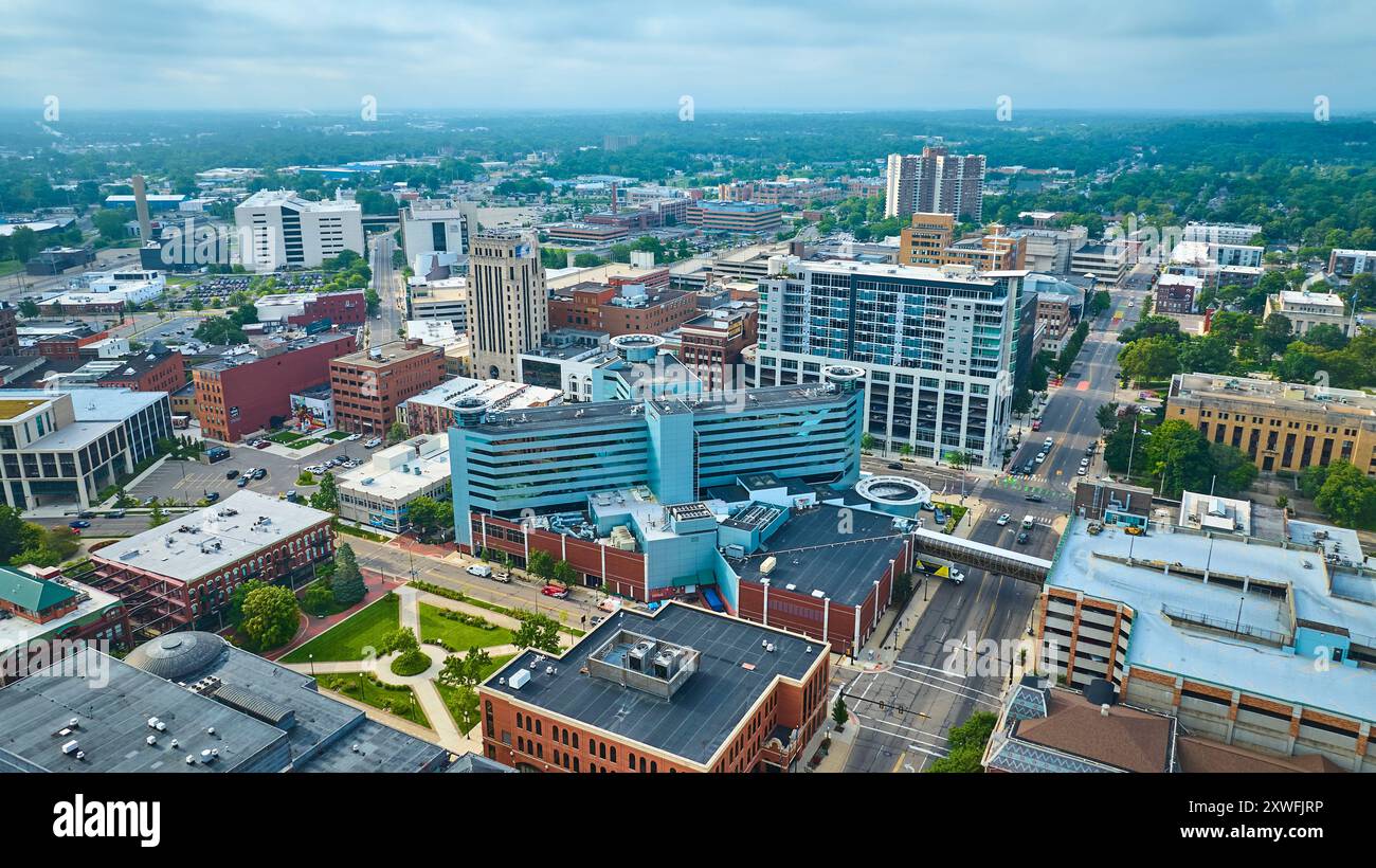 Aerial Downtown Kalamazoo architecture moderne et espaces verts Banque D'Images