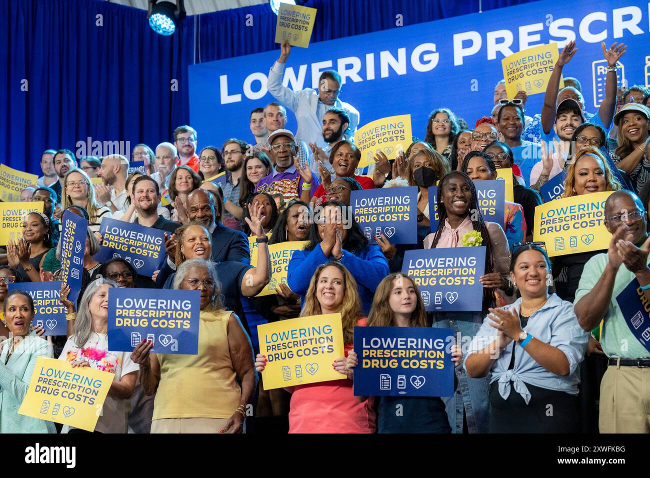 Largo (États-Unis d'Amérique). 15 août 2024. Les supporters encouragent U. S vice-présidente Kamala Harris alors qu'elle prononce un discours lors d'un événement annonçant la baisse des coûts des médicaments d'ordonnance Medicare, le 15 août 2024, à Largo, Maryland. Crédit : Cameron Smith/White House photo/Alamy Live News Banque D'Images