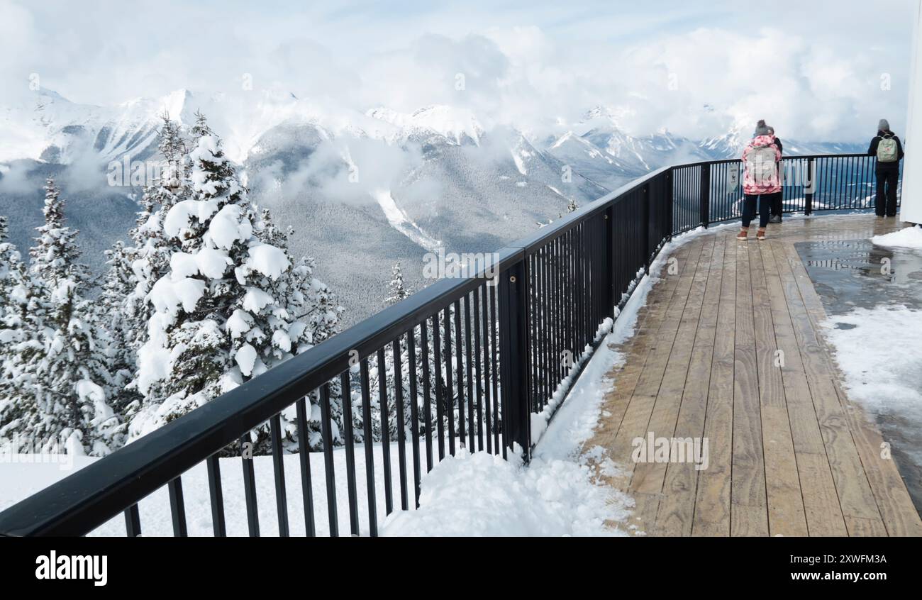 Touristes sur la galerie d'observation à Sulphur Mountain au sommet de la télécabine de Sulphur Mountain en hiver Banff Alberta Canada Banque D'Images