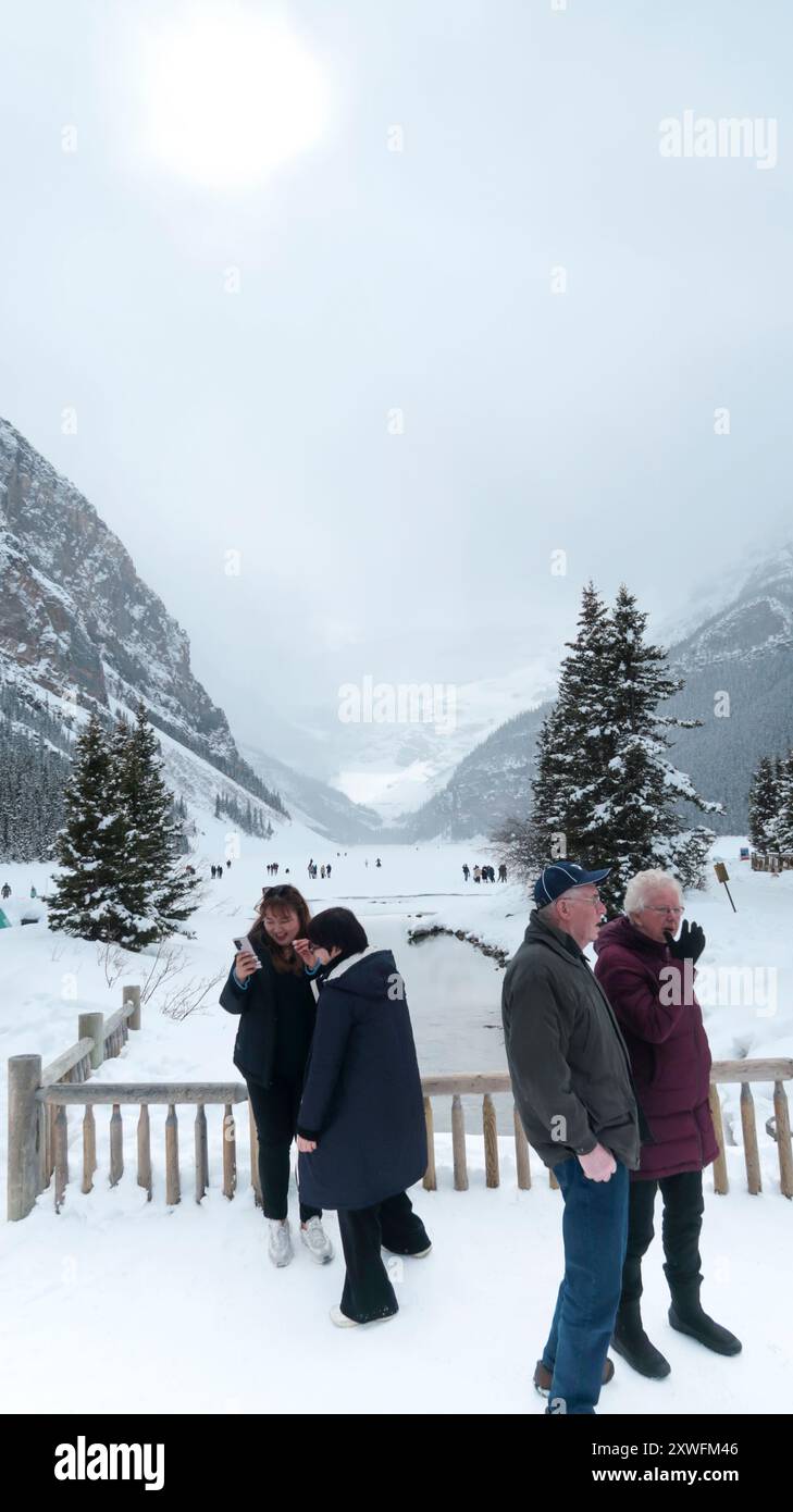 Touristes visitant Lake Louise Canada en hiver Banque D'Images