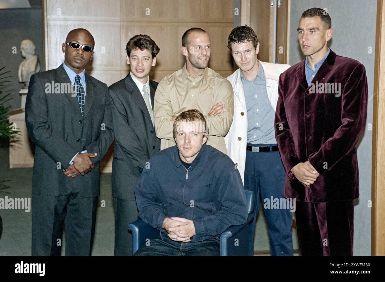 Photocall pour la première britannique de Lock, Stock et Two Smoking Barrels lors du Festival du film d'Édimbourg, 23/8/98. De gauche à droite se trouvent vas Blackwood, Dexter Fletcher, Nick Moran, Jason Statham et Vinnie Jones. Guy Ritchie, Directeur est assis devant. Banque D'Images