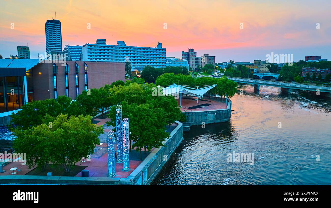 Antenne de South Bend Riverfront Plaza au crépuscule Banque D'Images