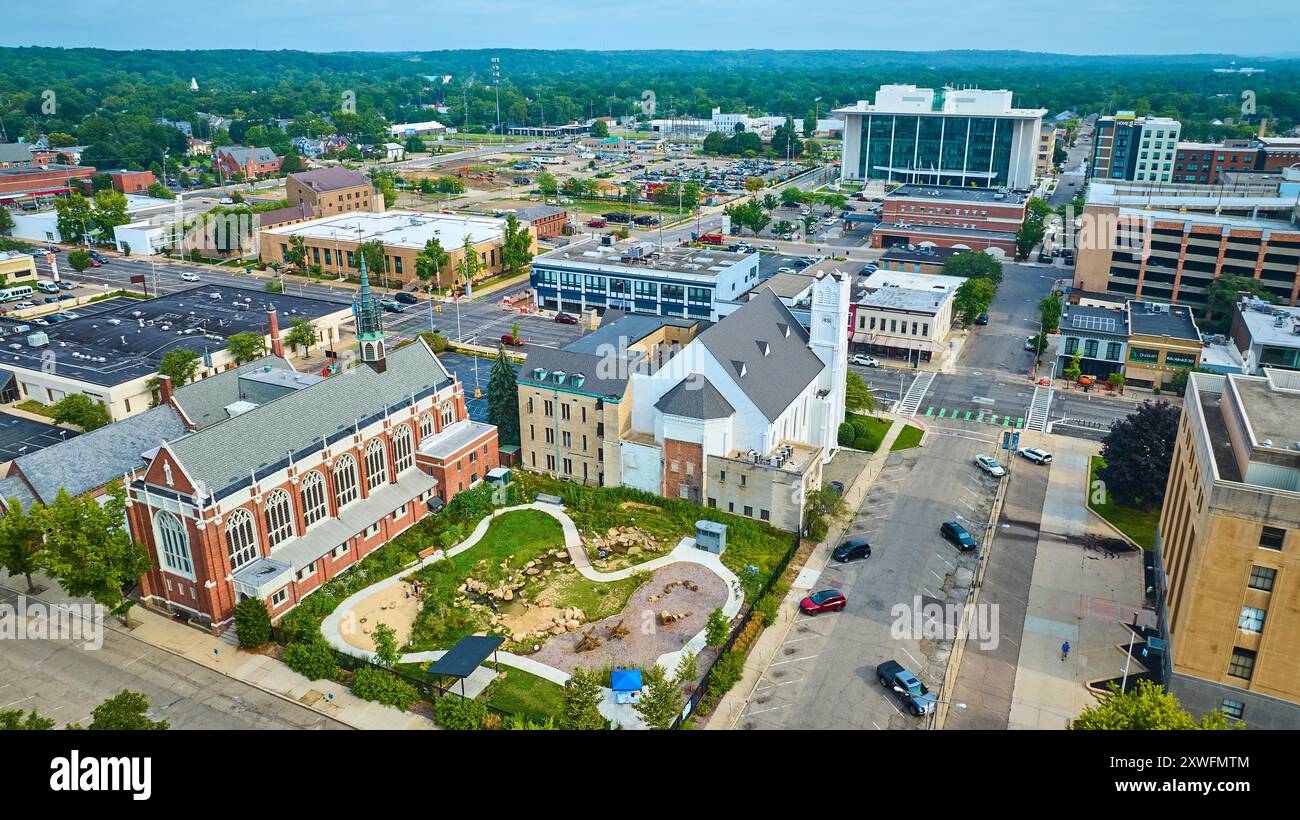 Vue aérienne des églises historiques et modernes dans le centre-ville de Kalamazoo Banque D'Images