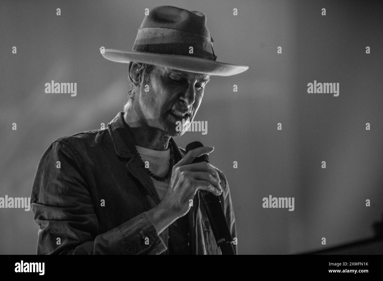 Irving, Texas, États-Unis. 18 août 2024. Le chanteur de Jane's Addiction, PERRY FARRELL, lors du set du groupe à Toyota Music Factory à Irving. Le groupe participe actuellement à une tournée nord-américaine en 2024 avec Love and Rockets. (Crédit image : © Brian McLean/ZUMA Press Wire) USAGE ÉDITORIAL SEULEMENT! Non destiné à UN USAGE commercial ! Banque D'Images