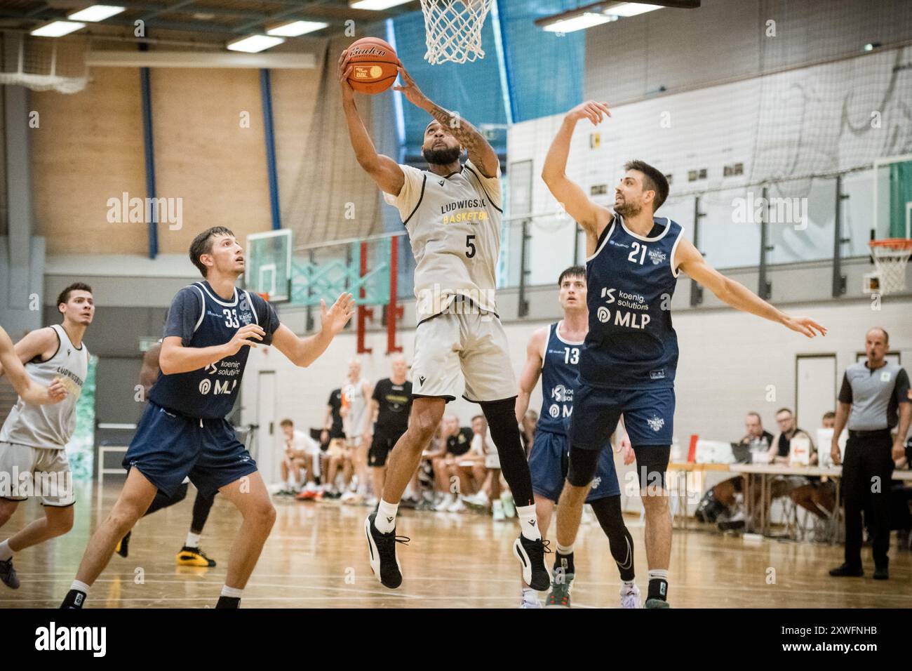 Jeffrey Jr. Roberson (MHP Riesen Ludwigsburg, #05) v. Mateo Seric (MLP Academics Heidelberg, #21), Re. Und Ryan Mikesell (MLP Academics Heidelberg, #33), Li. / GER, Testspiel MHP Riesen Ludwigsburg - MLP Academics Heidelberg, Basketball, Bundesliga, easycredit BBL, Spielzeit 2024/2025, 19.08.2024 Foto : Eibner/Sandy Dinkelacker Banque D'Images