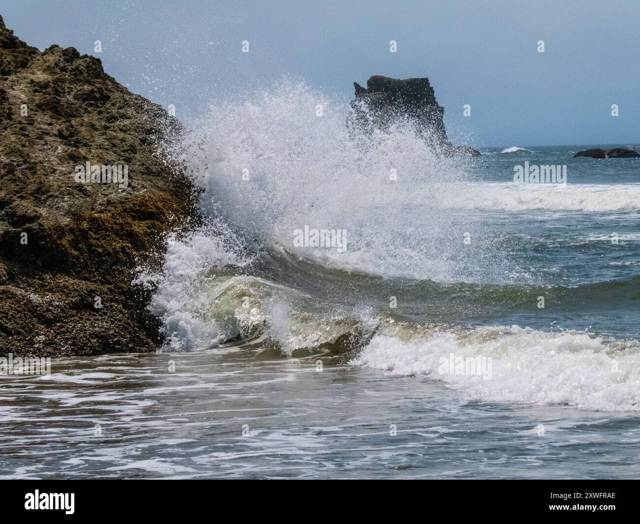 Brandon, Oregon, États-Unis O- les vagues de l'océan Pacifique s'écrasent sur les rochers le long de la plage sur la « Redwood Coast » de l'Oregon. Puissant martelage des vagues brisant les rochers, Banque D'Images