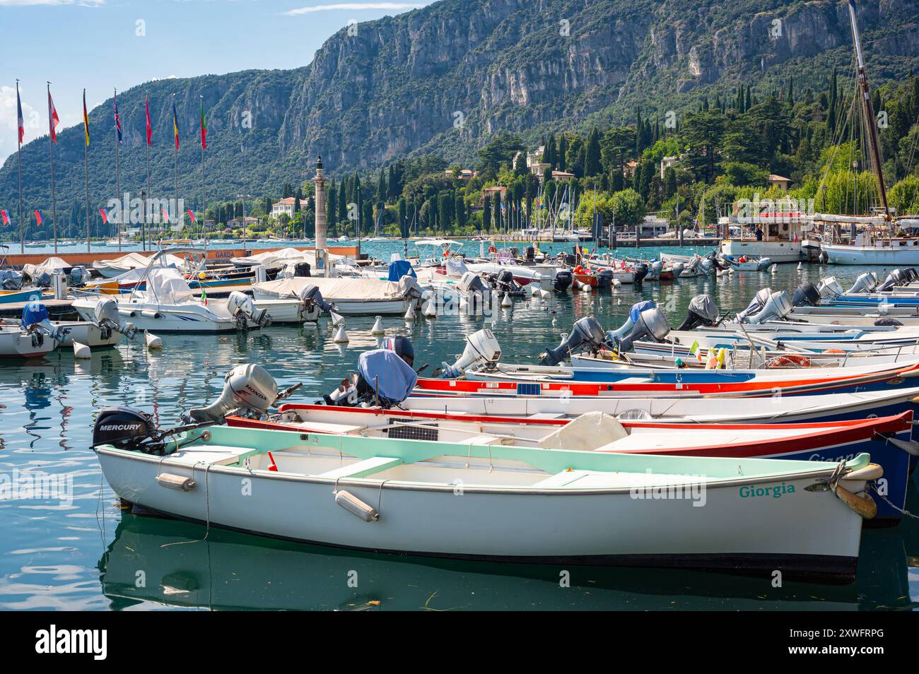 Vue panoramique des bateaux dans la marina de Garda sur le lac de Garde, Italie Banque D'Images