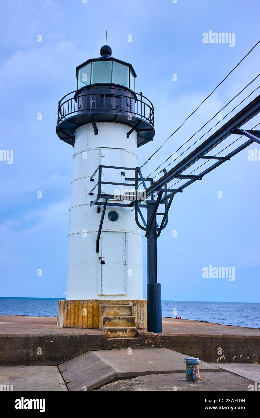 Phare blanc robuste sur Concrete Pier près du lac Michigan perspective diurne Banque D'Images