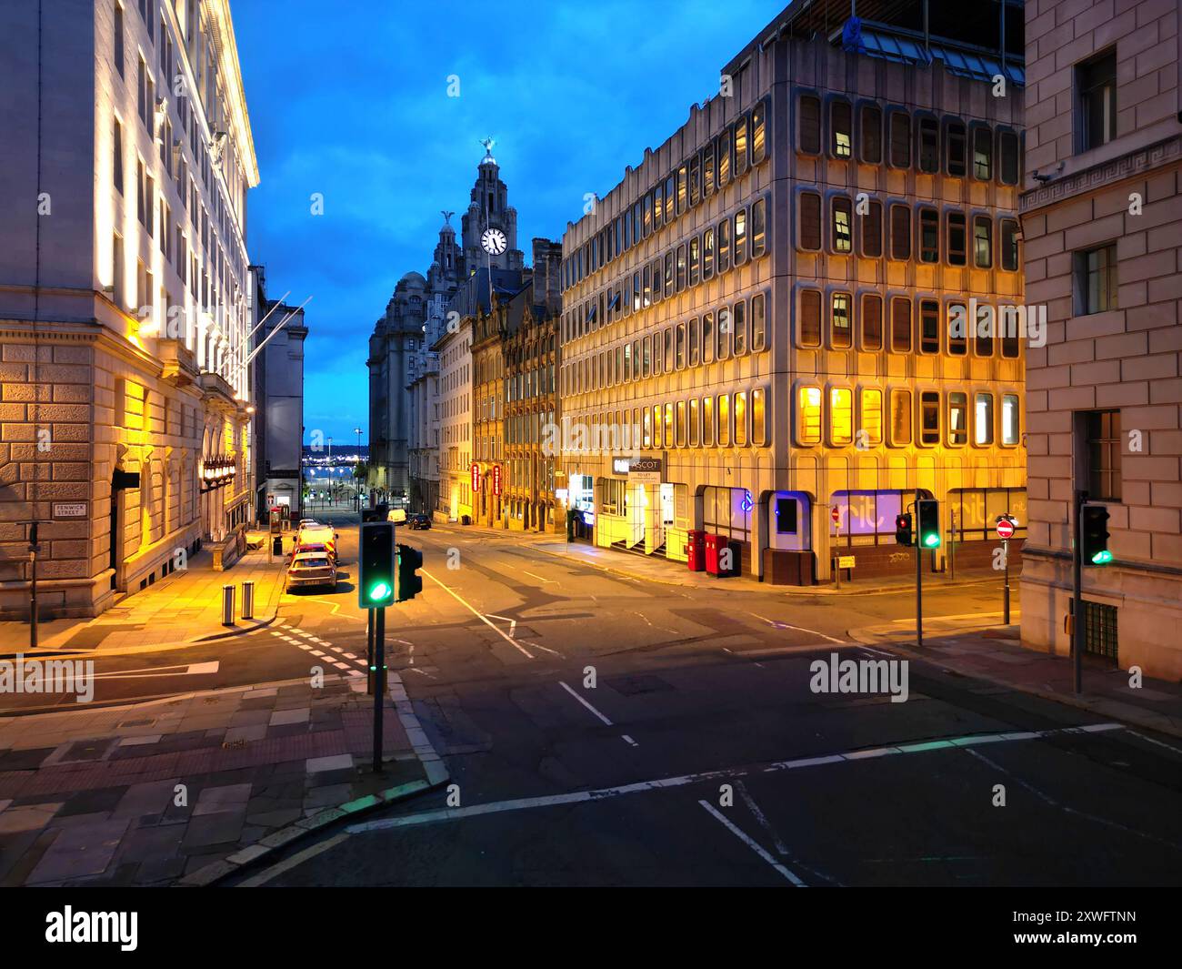 Vue surélevée tôt le matin donnant sur l'eau St Liverpool vers les bâtiments du foie Banque D'Images