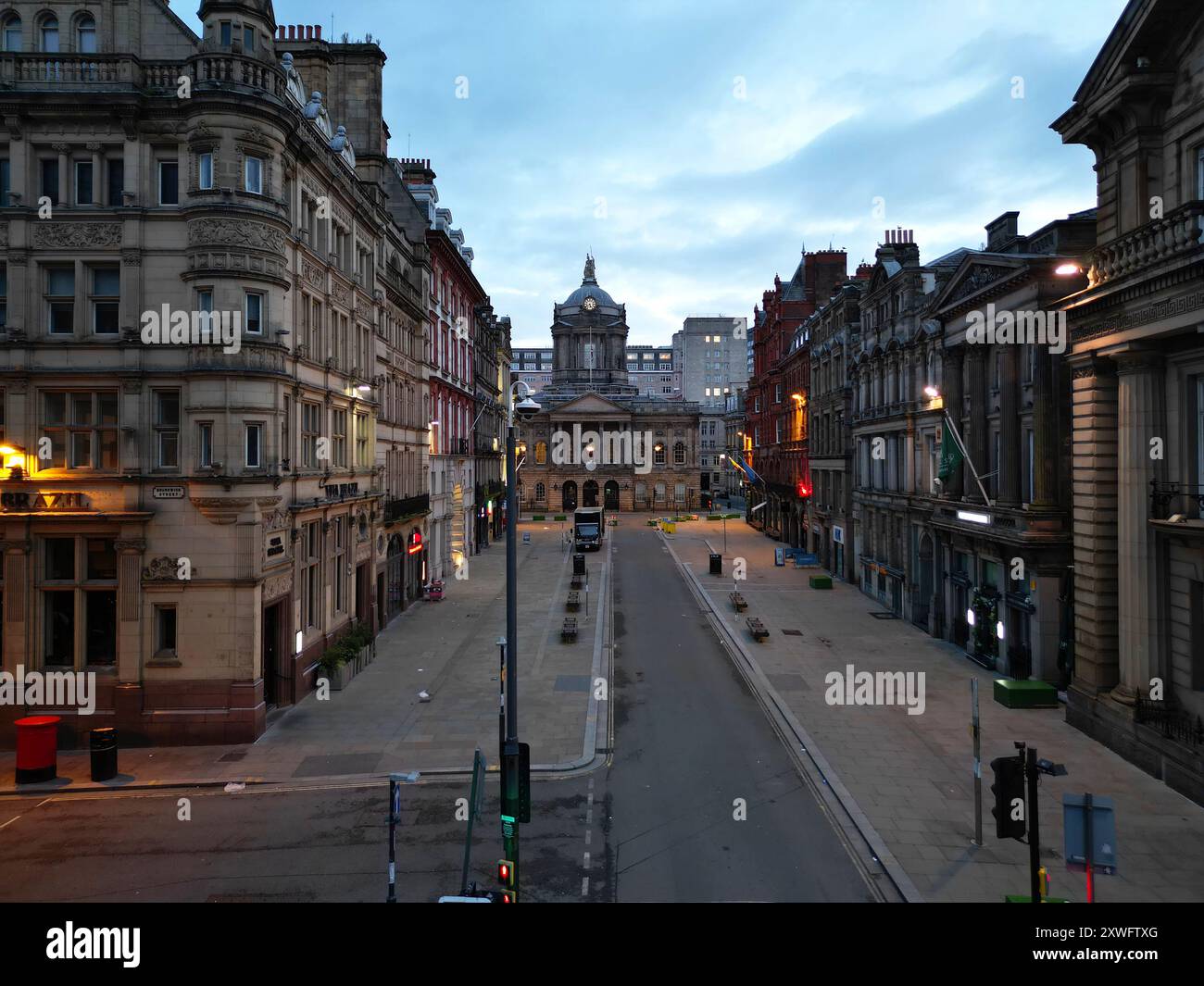 Vue surélevée de drone regardant le long de Castle St en direction de l'hôtel de ville de Liverpool tôt le matin. Banque D'Images