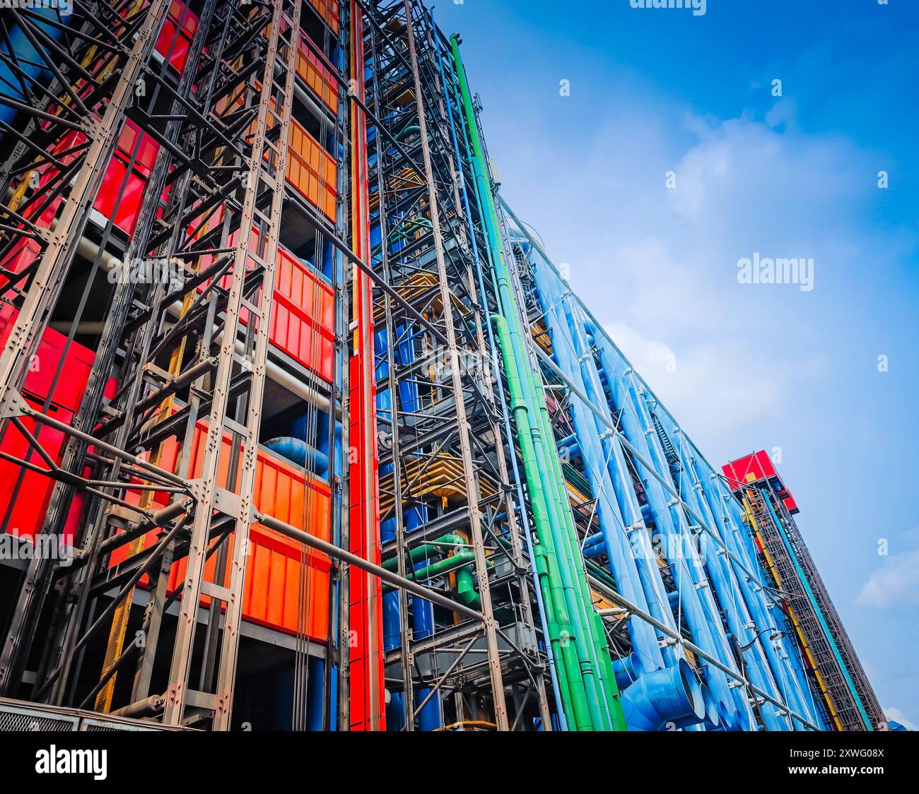 Tuyaux et évents colorés sur le mur du Centre Georges Pompidou à Paris, France. Façade de bâtiment d'architecture moderne Banque D'Images