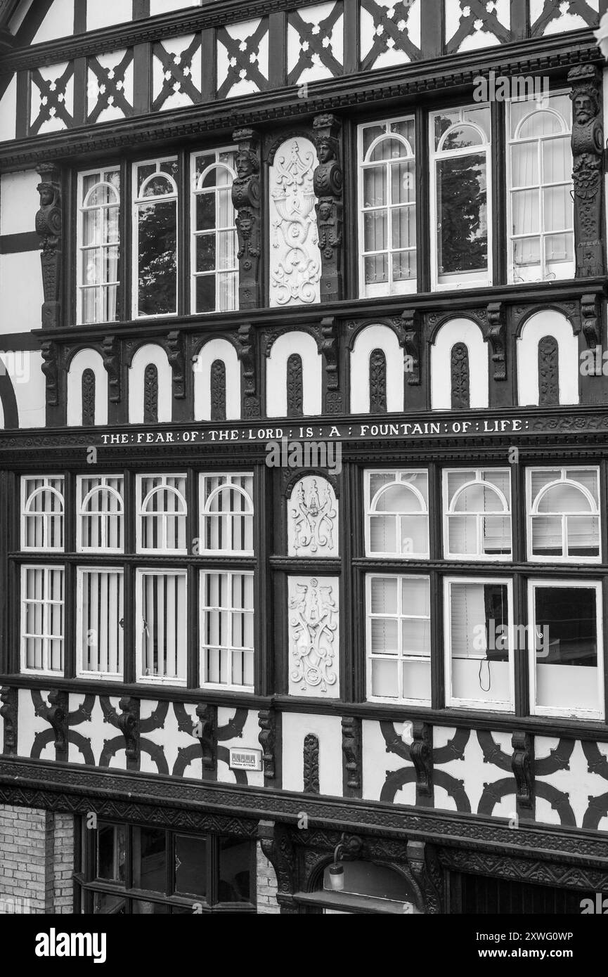 Chester ville et un ancien bâtiment avec le proverbe «la peur du Seigneur est une fontaine de vie» à 4 Park Street, Chester un bâtiment à ossature de bois. Banque D'Images
