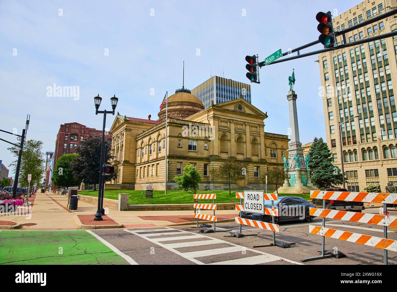 Palais de justice historique sur la rue main avec fermeture de la route et construction Banque D'Images