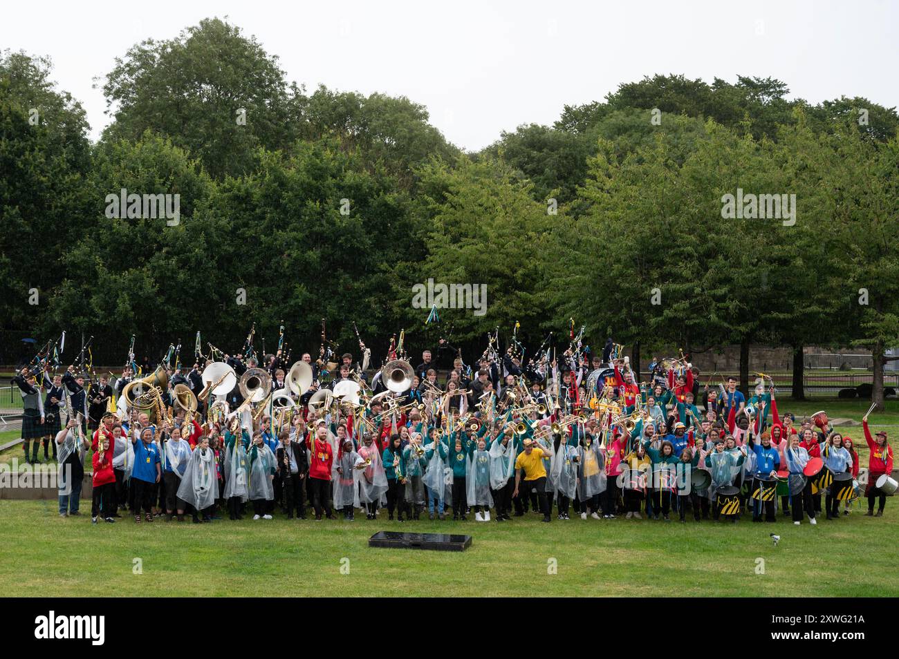 Edimbourg, le 19 août 2024. Scottish Ballet a présenté une pièce de danse spécialement commandée mettant en vedette la compagnie Youth Exchange du Scottish Ballet, le personnel du NHS, Dance for Parkinson’s Scotland participants et la PRIME Elders Dance Company de Dance base. L’œuvre a été interprétée pour « Mackay’s Memoirs » par le regretté artiste écossais de fusion celtique Martyn Bennett, une œuvre phare du GRIT Orchestra, qui a été commandée à l’origine pour l’ouverture du bâtiment du Parlement écossais en 1999. Crédit : Tom Duffin/Alamy Live News Banque D'Images