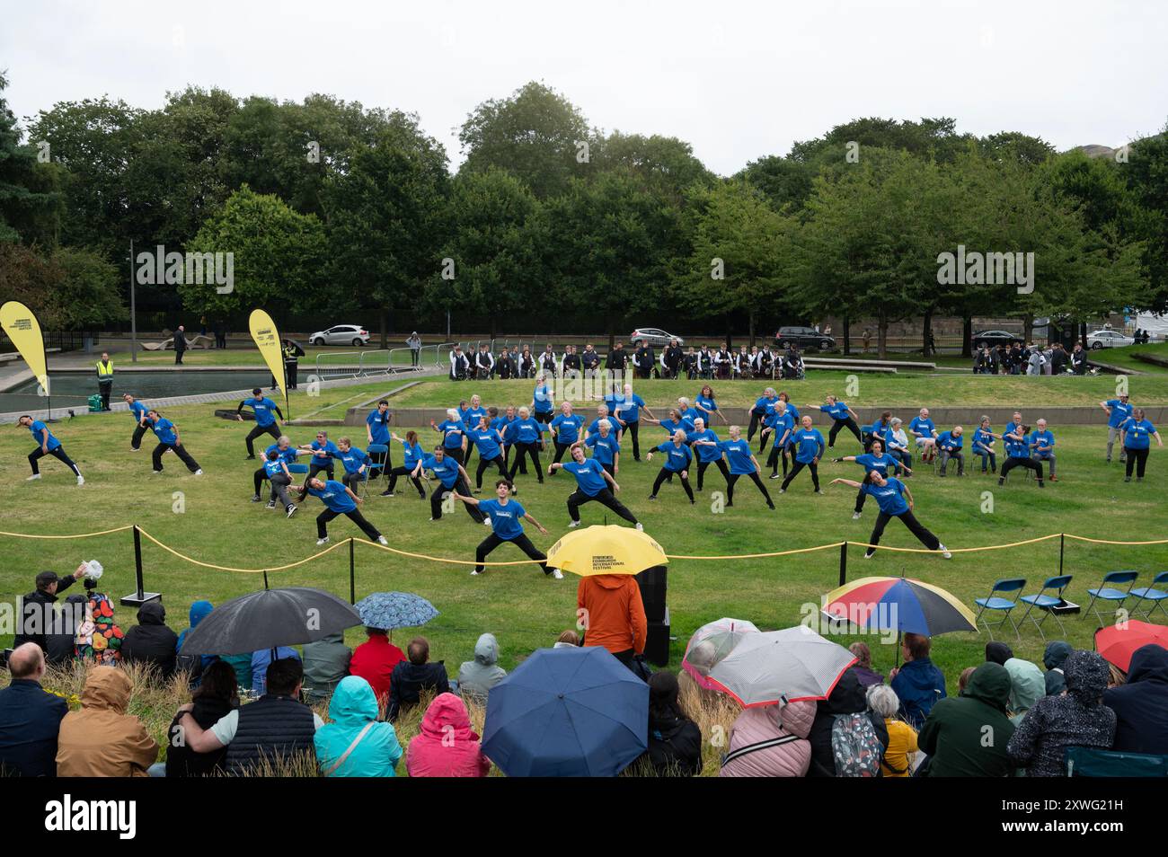 Edimbourg, le 19 août 2024. Scottish Ballet a présenté une pièce de danse spécialement commandée mettant en vedette la compagnie Youth Exchange du Scottish Ballet, le personnel du NHS, Dance for Parkinson’s Scotland participants et la PRIME Elders Dance Company de Dance base. L’œuvre a été interprétée pour « Mackay’s Memoirs » par le regretté artiste écossais de fusion celtique Martyn Bennett, une œuvre phare du GRIT Orchestra, qui a été commandée à l’origine pour l’ouverture du bâtiment du Parlement écossais en 1999. Crédit : Tom Duffin/Alamy Live News Banque D'Images