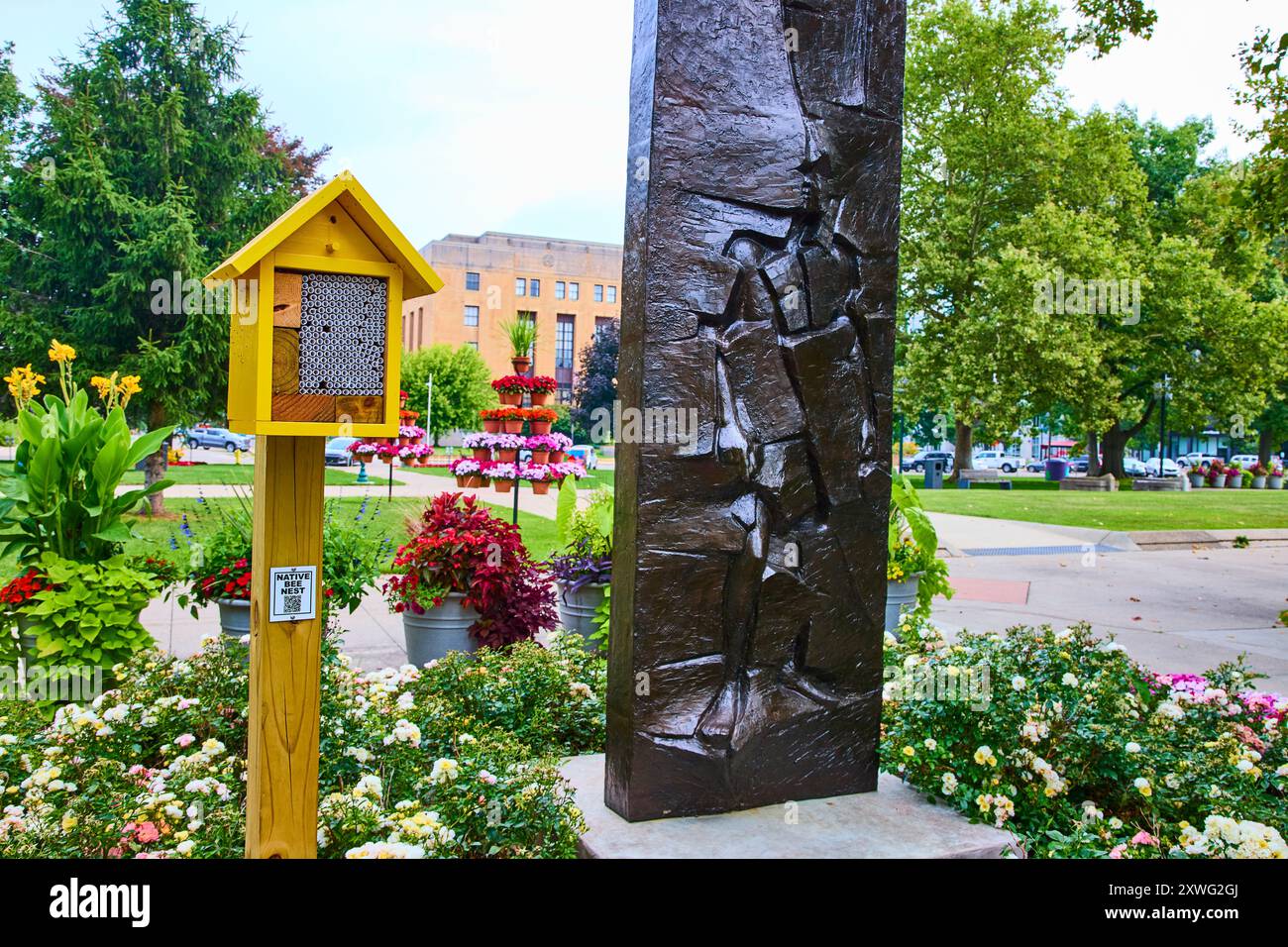 Nid d'abeilles urbain et sculpture dans Lush Park Low angle View Banque D'Images