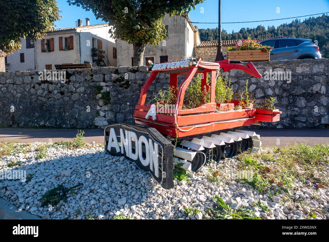 Petite sculpture de chasse-neige en bois comme signe de bienvenue à un petit village dans les Alpes françaises du Sud fin d'été 'Bienvenue à Andon' Banque D'Images