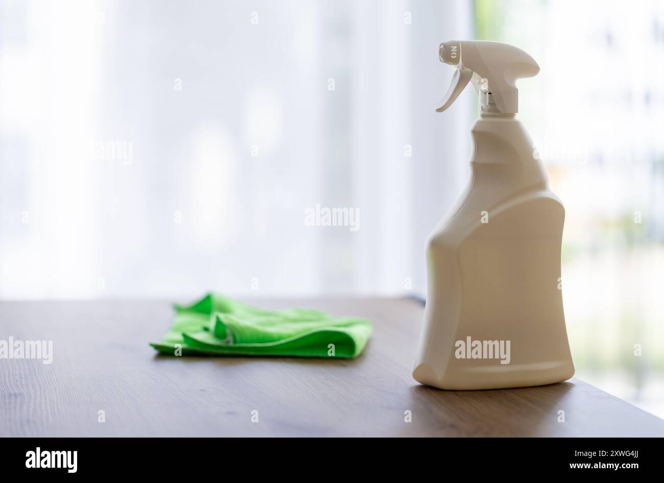 homme en gants de protection jaunes saupoudrant avec un agent nettoyant. nettoyage dans l'appartement ou la chambre d'hôtel Banque D'Images