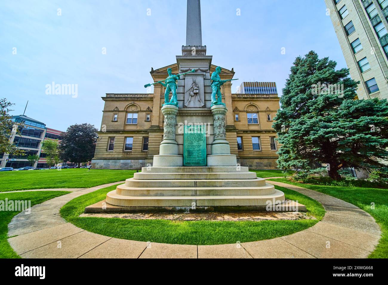 Monument de la guerre civile et palais de justice dans le parc urbain à hauteur des yeux Banque D'Images