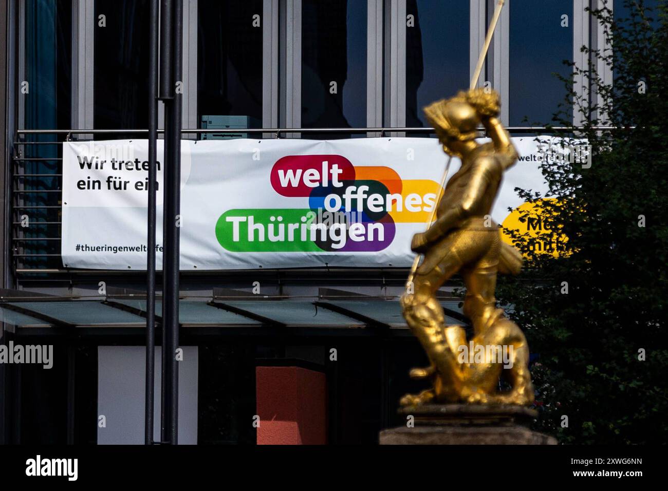 19.08.2024, GER, News / Politk, BSW Buendnis Sahra Wagenknecht Wahlkampf Eisenacher Rathaus mit einem Banner welt offenes Thueringen Sahra kommt Thüringer Wahlkampftour-BSW Buendnis Sahra Wagenknecht auf dem Eisenacher Markt gemeinsam mit Katja Wolf Spitzendidatin des Buendnisses Sahra Steffen Quasebarth et Oskar Lafontaine. 99817 Eisenach Markt / Marktplatz Thüringen Deutschland *** 19 08 2024, GER, News Politics, BSW Alliance Sahra Wagenknecht campagne électorale Eisenach mairie avec un BA Banque D'Images