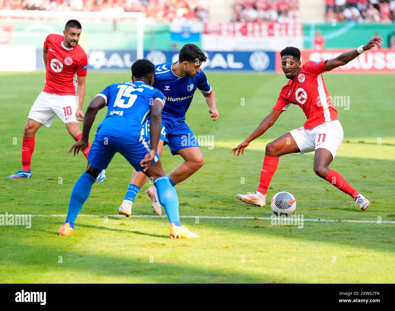 Offenbach, Hesse, Allemagne. 19 août 2024. Le milieu de terrain de Kickers Offenbach BOUBACAR BARRY (11 ans) déplace le ballon lors d'un match de premier tour contre 1. FC Magdeburg dans le DFB-Pokal le 19 août 2024 à Offenbach. Offenbach a gagné, 2-1. (Crédit image : © Scott Coleman/ZUMA Press Wire) USAGE ÉDITORIAL SEULEMENT! Non destiné à UN USAGE commercial ! Banque D'Images