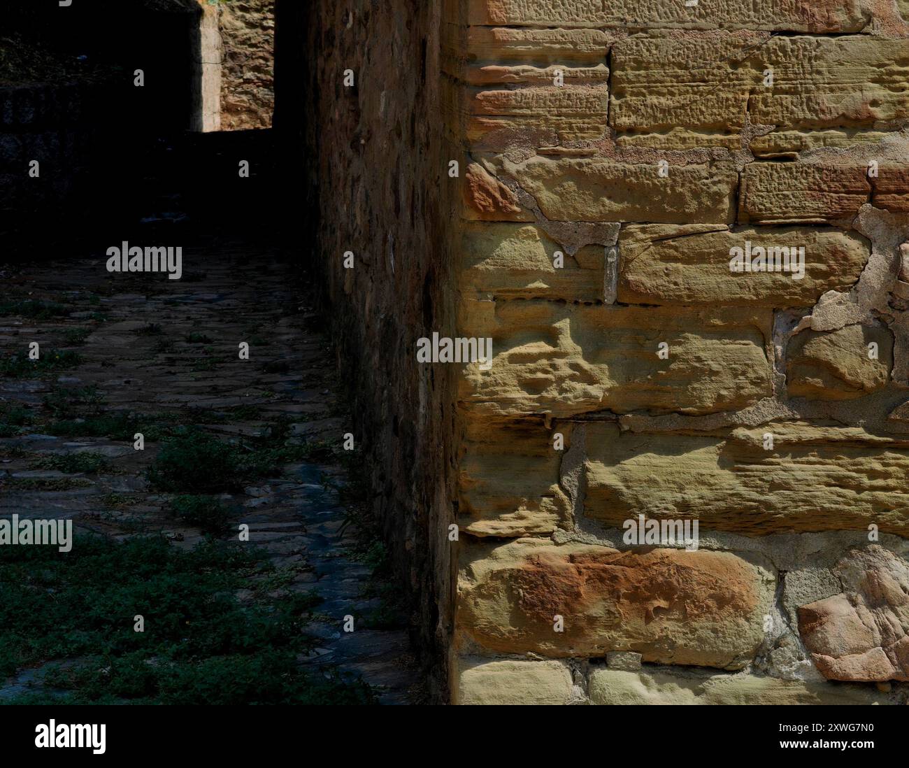 Alley Street passage : Old Stone Wall menant à la lumière au bout du tunnel – autour du coin. Banque D'Images