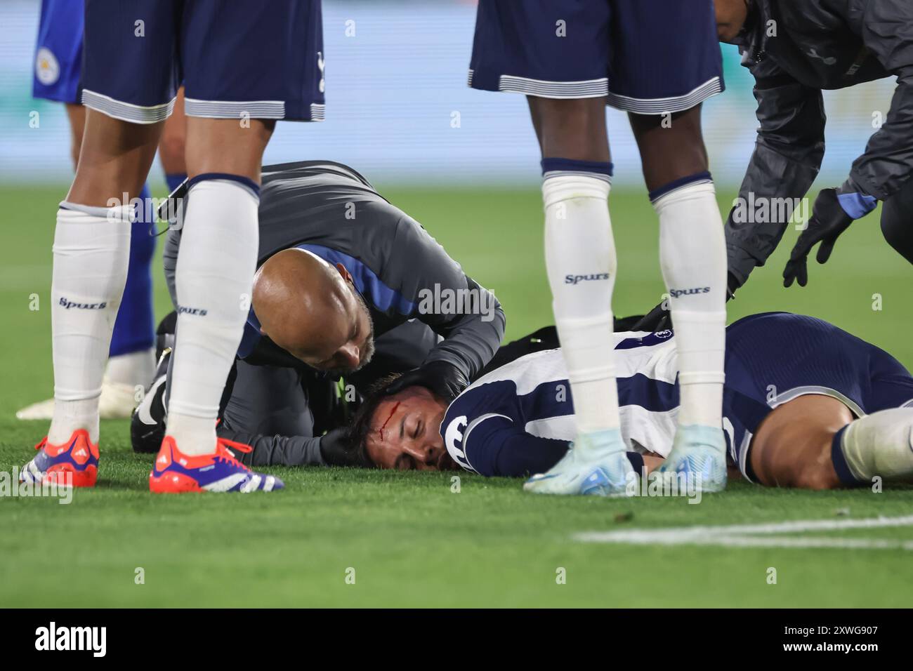 ***NOTE DES RÉDACTEURS GRAPIC CONENT*** Rodrigo Bentancur de Tottenham Hotspur tombe blessé lors du match de premier League Leicester City vs Tottenham Hotspur au King Power Stadium, Leicester, Royaume-Uni, 19 août 2024 (photo de Mark Cosgrove/News images) Banque D'Images
