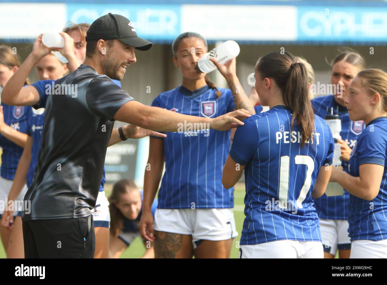 Joe Sheehan Ipswich parle à Sophie Peskett Oxford United Women FC contre Ipswich Town FC Women FA Women's National League 18 août 2024 Banque D'Images