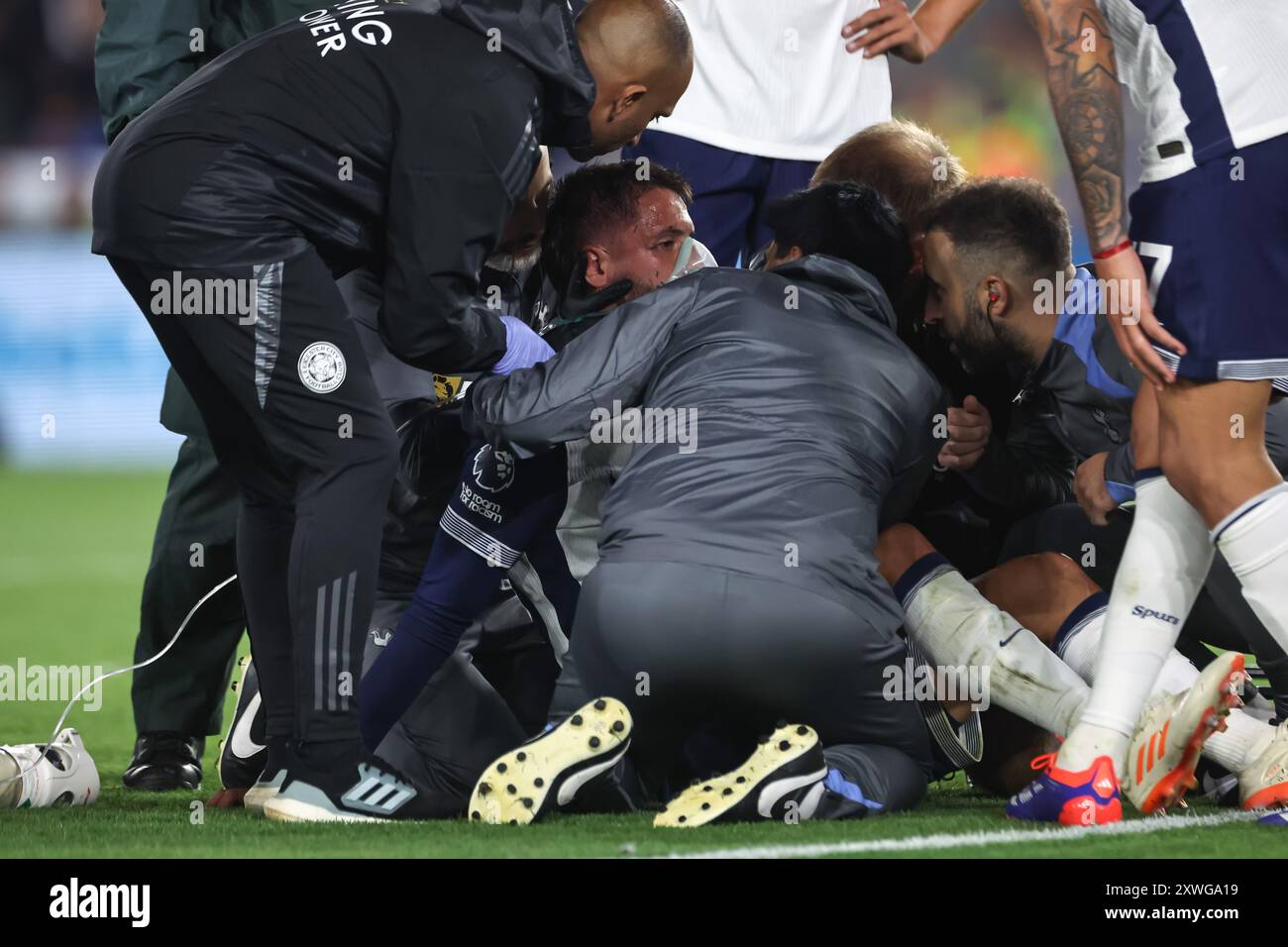 ***NOTE DES RÉDACTEURS CONENT GRAPHIQUE*** Rodrigo Bentancur de Tottenham Hotspur tombe blessé lors du match de premier League Leicester City vs Tottenham Hotspur au King Power Stadium, Leicester, Royaume-Uni, 19 août 2024 (photo de Mark Cosgrove/News images) Banque D'Images