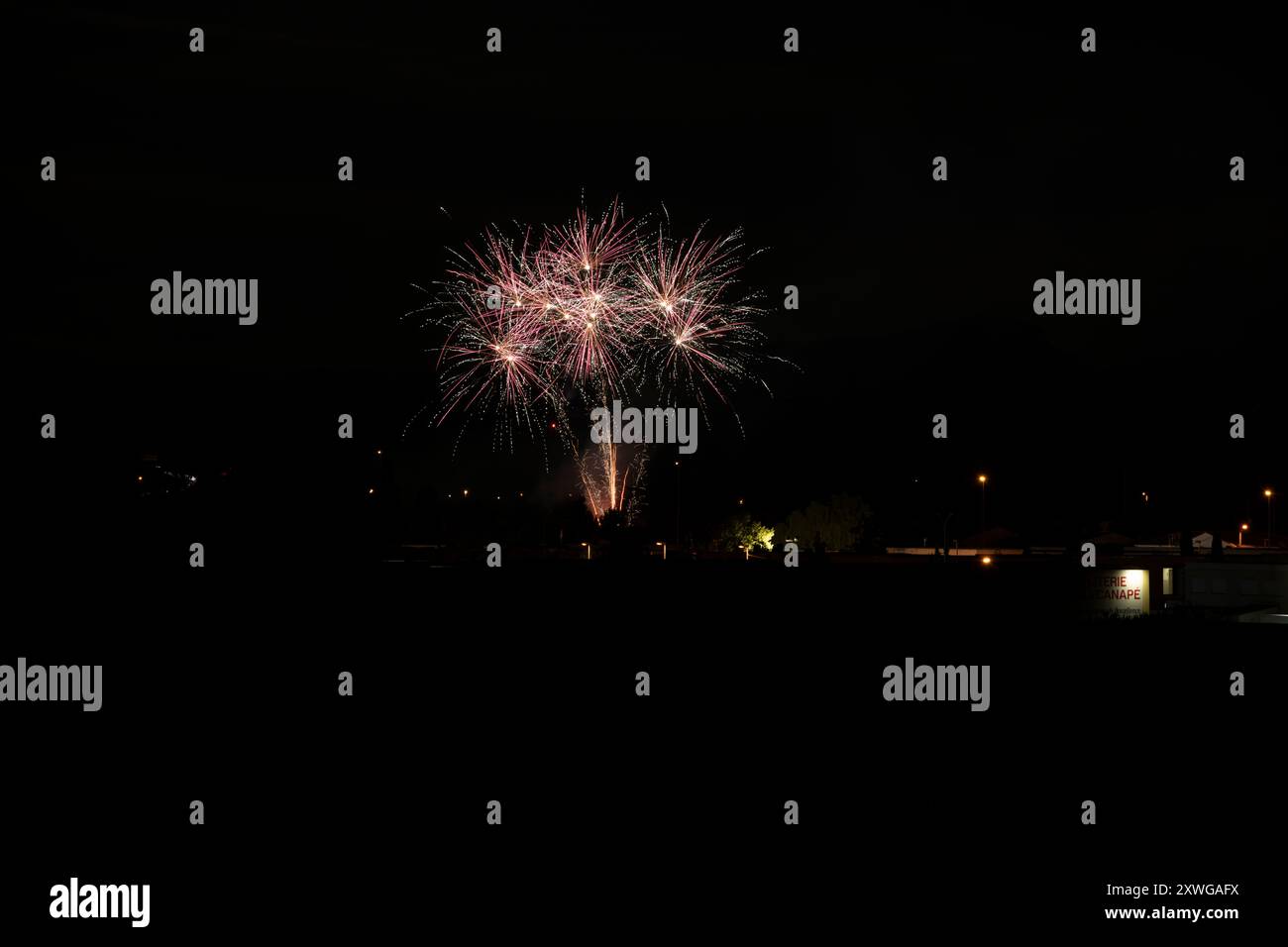Saint-Maximin-la-Sainte-Baume, France, 19 août 2024. Feux d'artifice célébrant le 80ème anniversaire de la libération en Provence. Crédit : David GABIS/Alamy Live News Banque D'Images