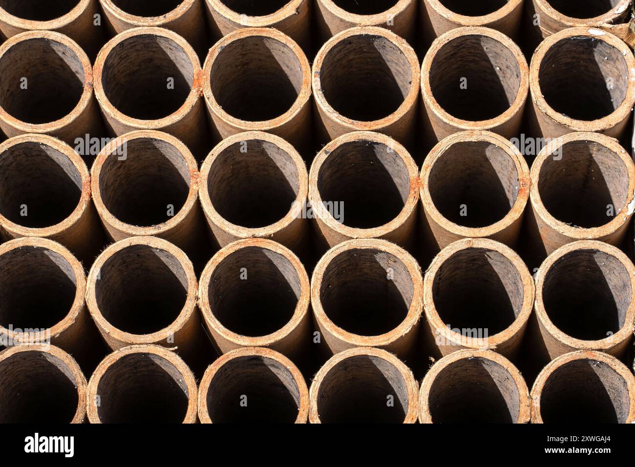 Exploration de l'esthétique des profilés métalliques ronds :. Un jeu de lumière et d'ombre. Banque D'Images